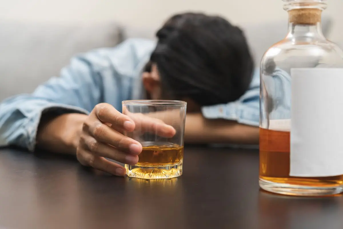Uomo ubriaco dall'alcol