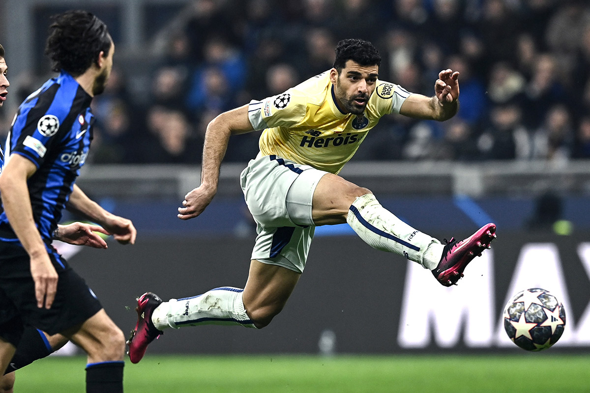 Taremi l’iraniano segna contro il portiere israeliano in Inter-Stella Rossa