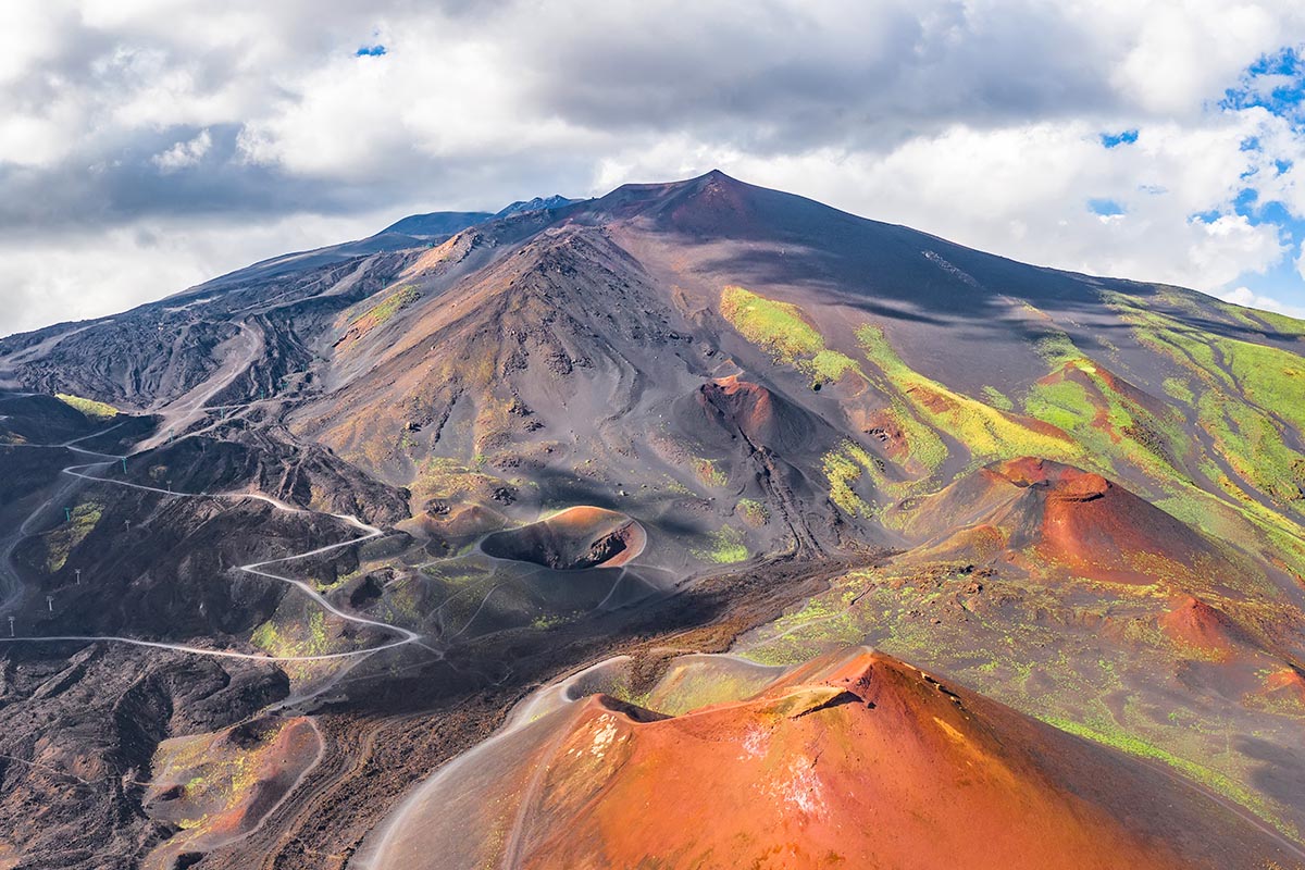 Etna in eruzione, fermi i voli a Catania: le immagini della nube di cenere