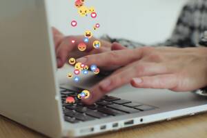 Un computer e le emoticons per chattare