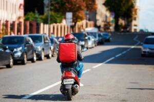 Un fattorino con lo scooter