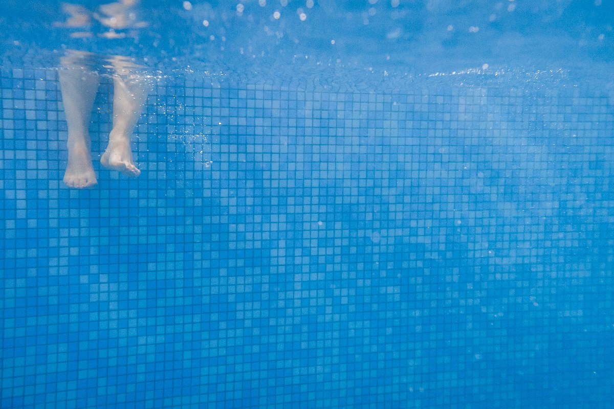 Tremendo: donna annega in piscina nell’indifferenza dei presenti. Il video