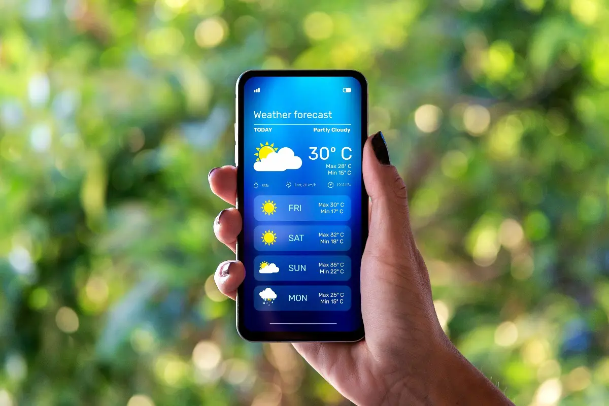 Un telefono con l'applicazione del meteo