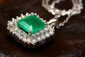 Gioiello collana smeraldo diamanti