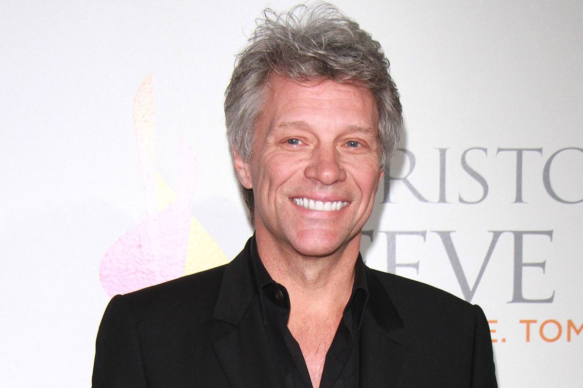 Eroico Jon Bon Jovi, salva una donna che voleva buttarsi da un ponte: il video