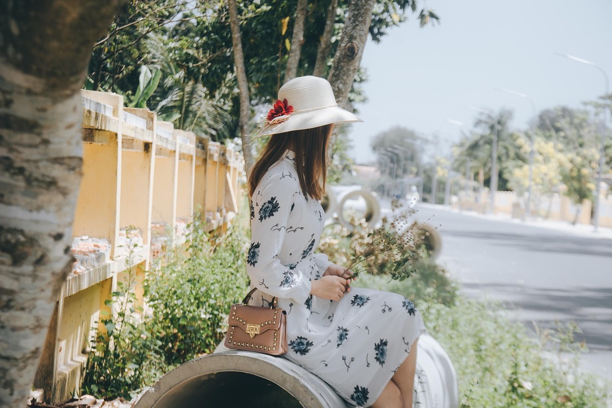 Donna con vestito estivo e cappello