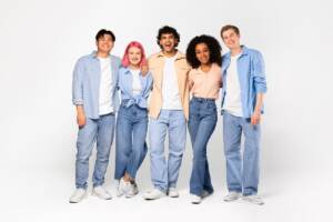 Gruppo di ragazzi vestito con jeans