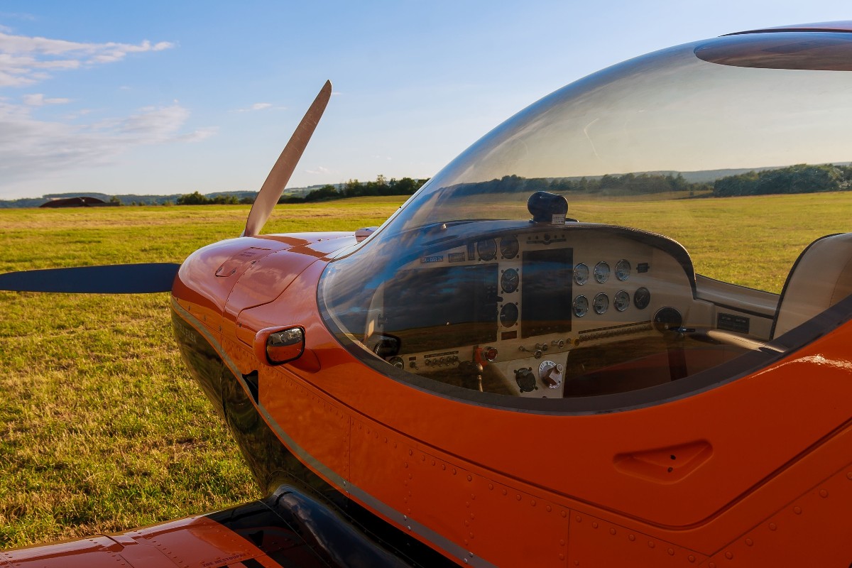 cabina di pilotaggio di un aereo