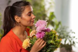 Una donna con un mazzo di fiori