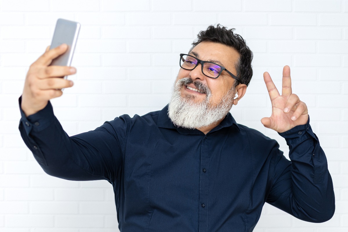 Un uomo fa un selfie al telefono