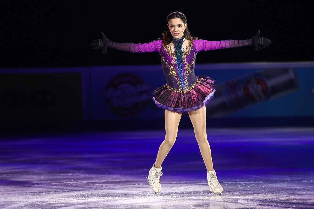 L’umiliazione di Evgenia Medvedeva dai suoi stessi coach: “Non sei nessuno. Lascia lì la tua medaglia e ficcatela su per il c**o”