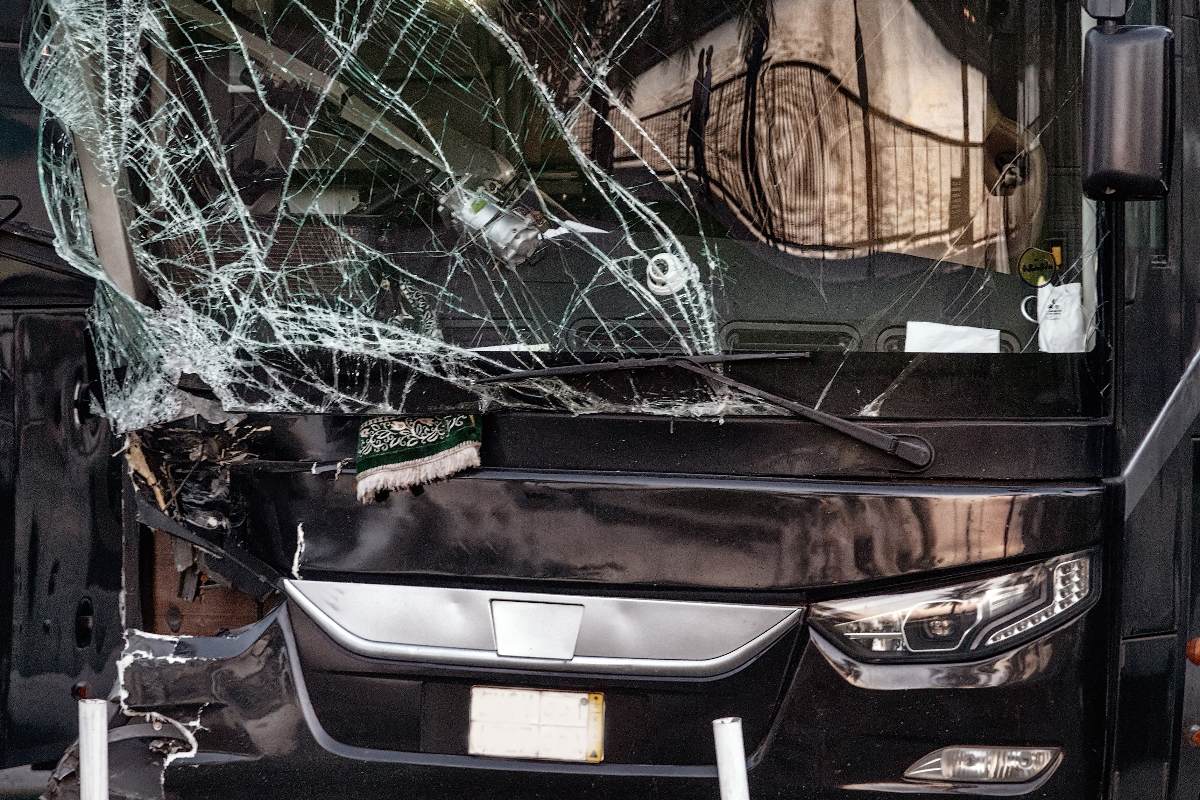 Incidente autobus vetro parabrezza rotto