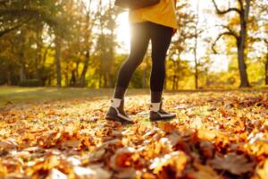 Camminare in autunno in un parco