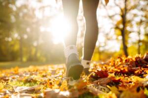 Camminare in autunno con le scarpe