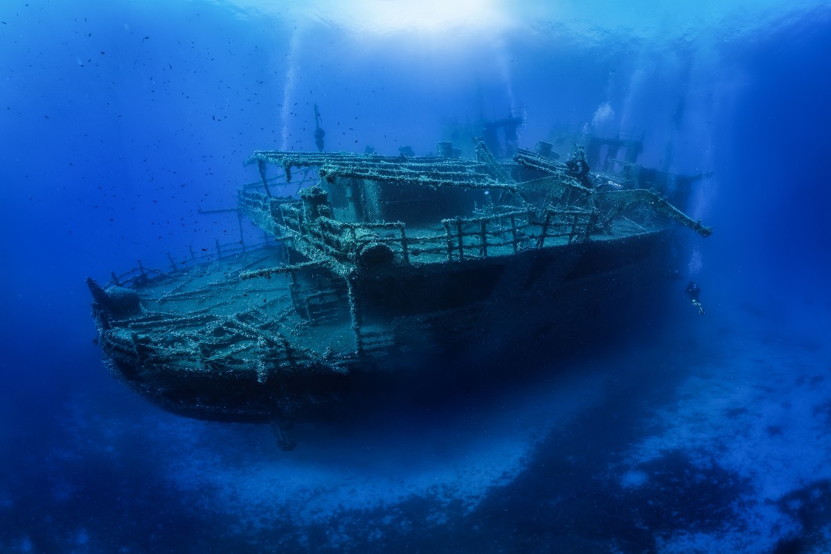 relitto di una barca in fondo al mare