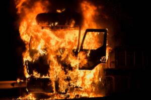 Camion in fiamme