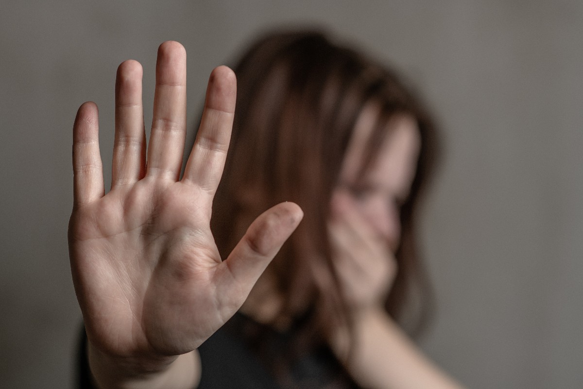 Donna ferma gesto di violenza