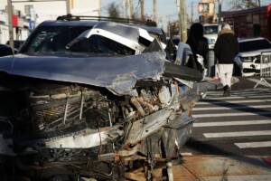 Incidente stradale auto distrutta