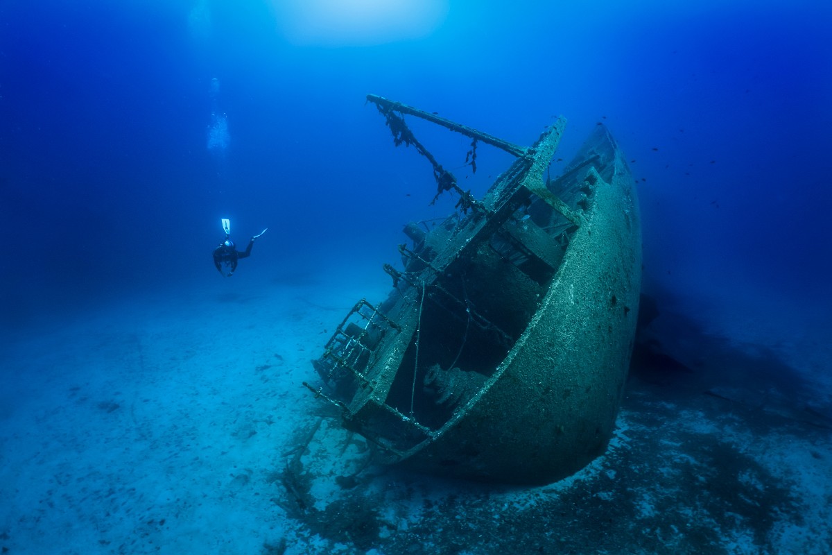 relitto di una barca in fondo al mare