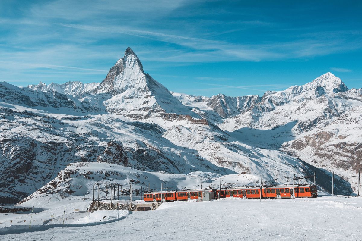 Un treno nelle montagne in Svizzera