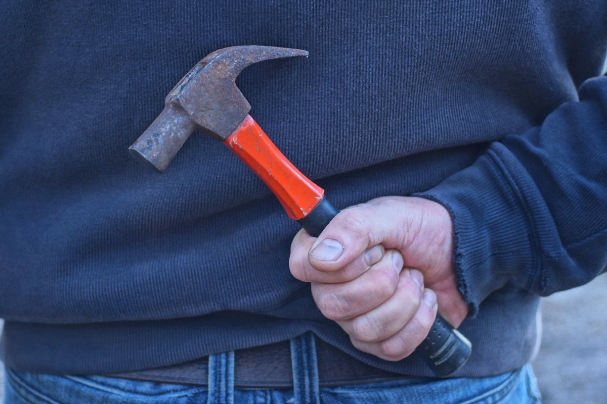 Investe il padre con l’auto e lo colpisce a martellate in testa: la terribile lite