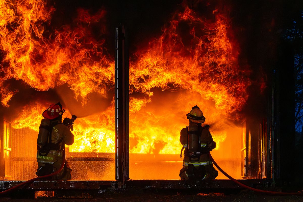 Vigili del fuoco spengono incendio