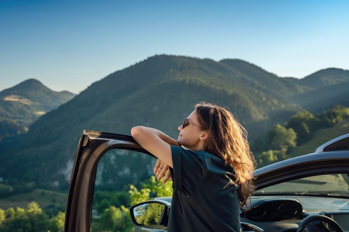 Ragazza guarda panorama natura