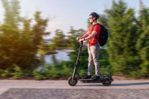 Un ragazzo con il monopattino elettrico