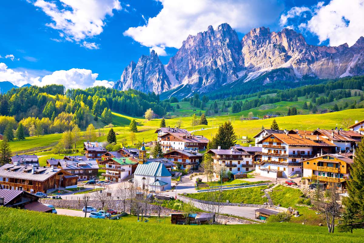 Cortina d'Ampezzo paesaggio e Dolomiti