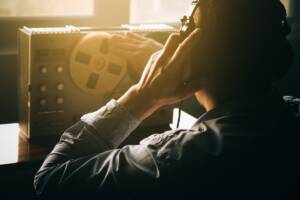 uomo che ascolta intercettazione