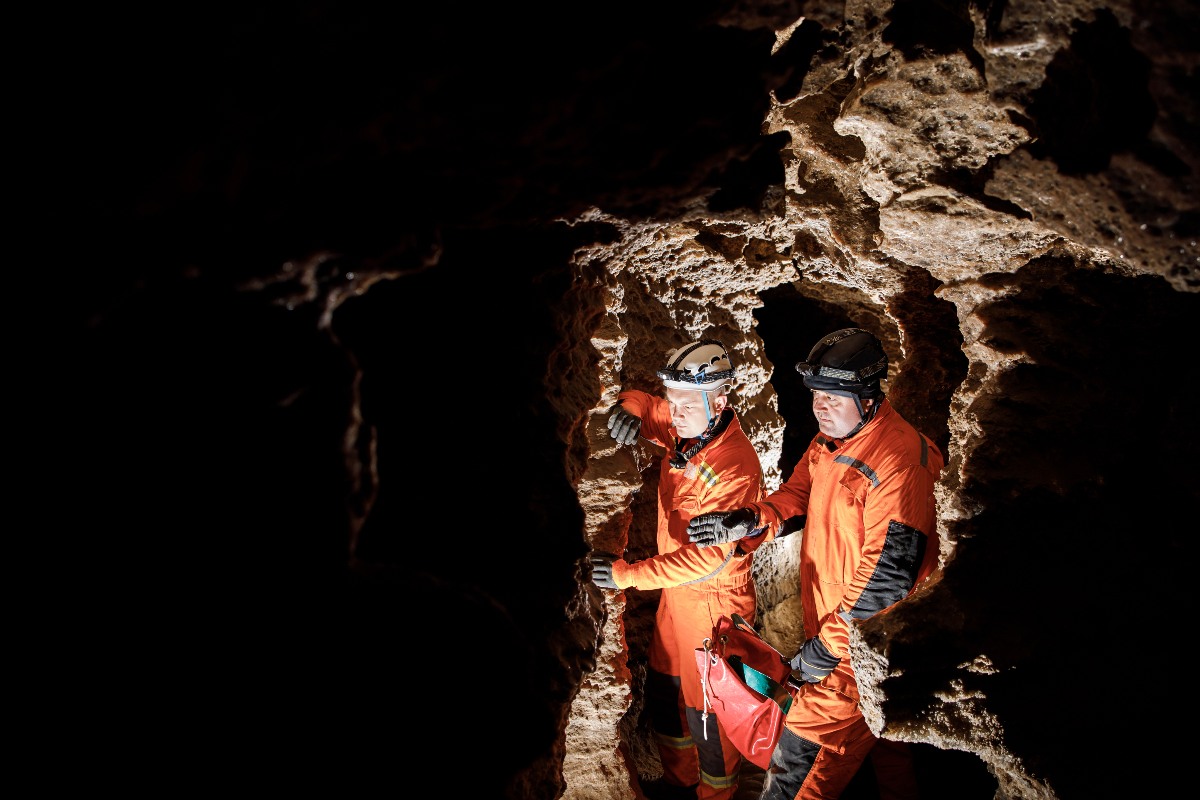 speleologi in una grotta