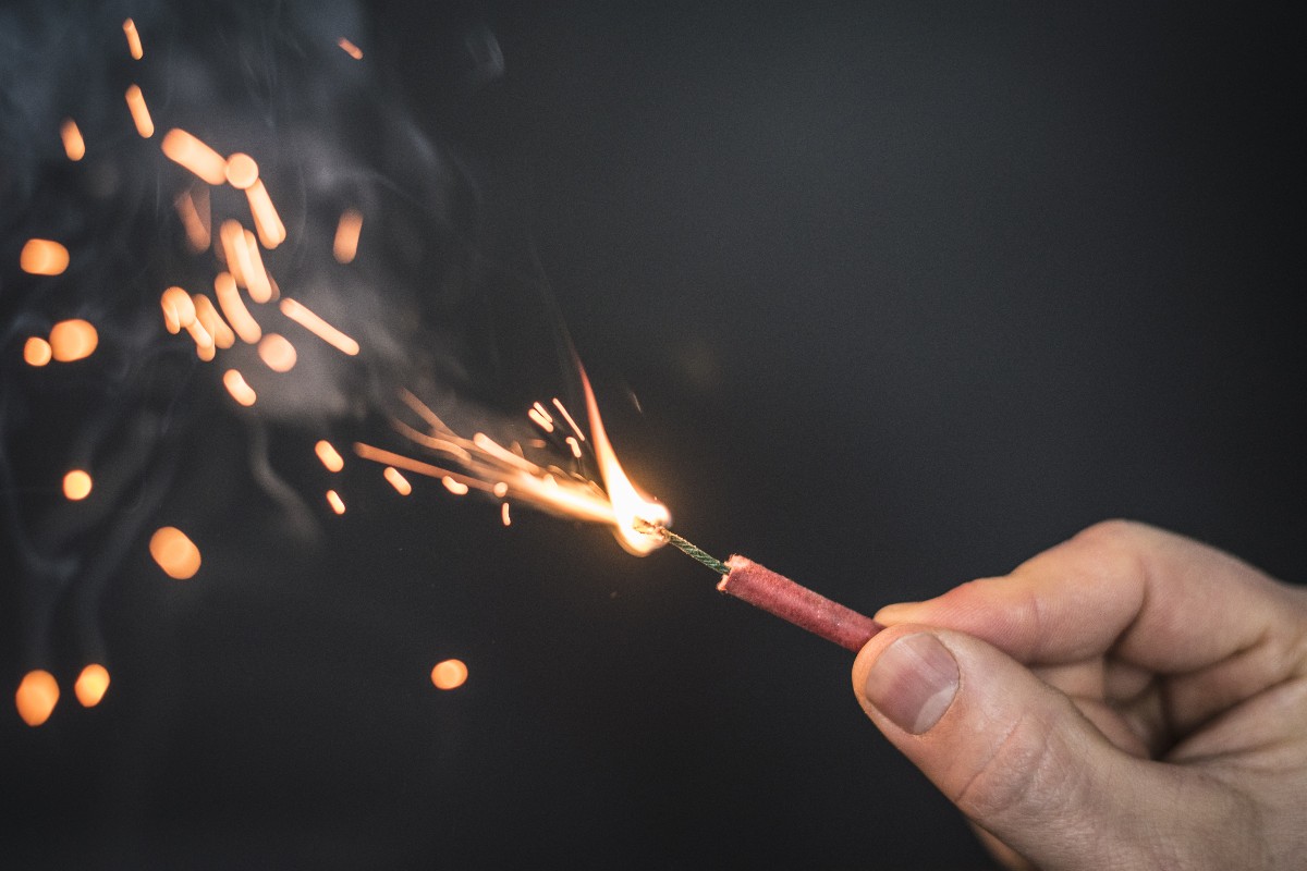 Petardo acceso in mano