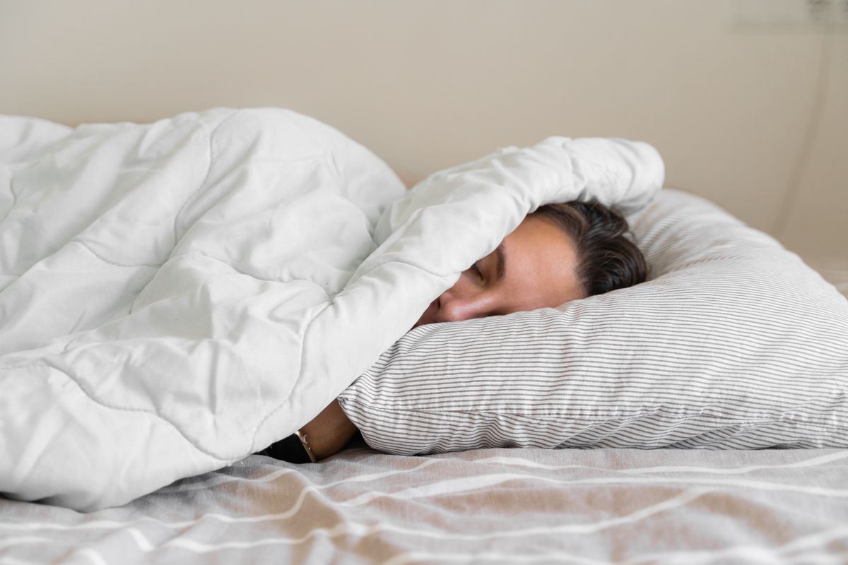 La ragazza nel letto che dorme 