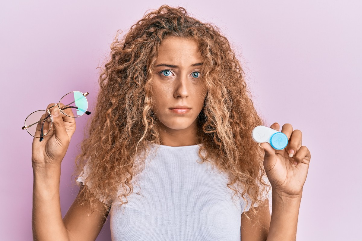 Ragazza con occhiali da vista e lenti a contatto