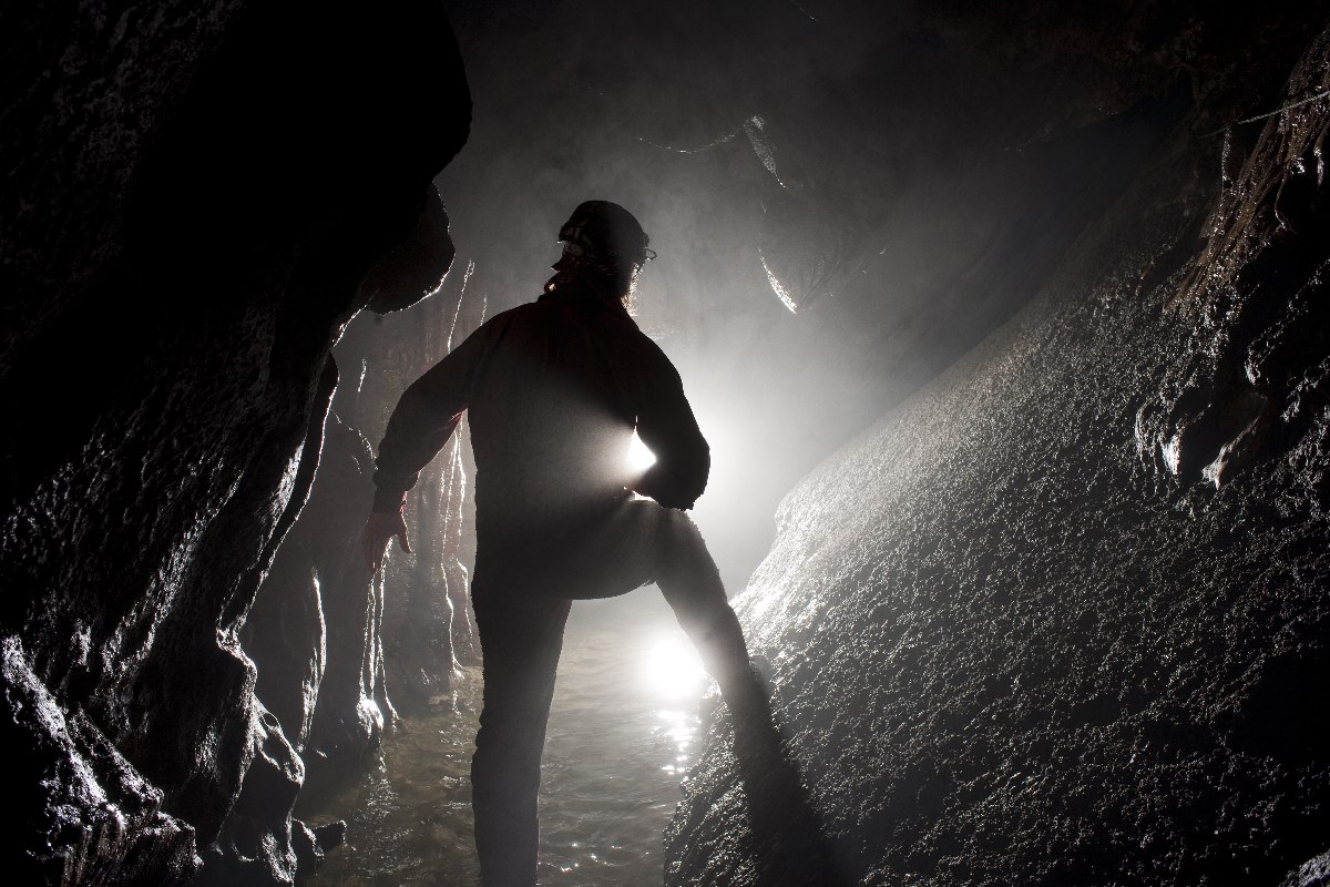 speleologo in una grotta