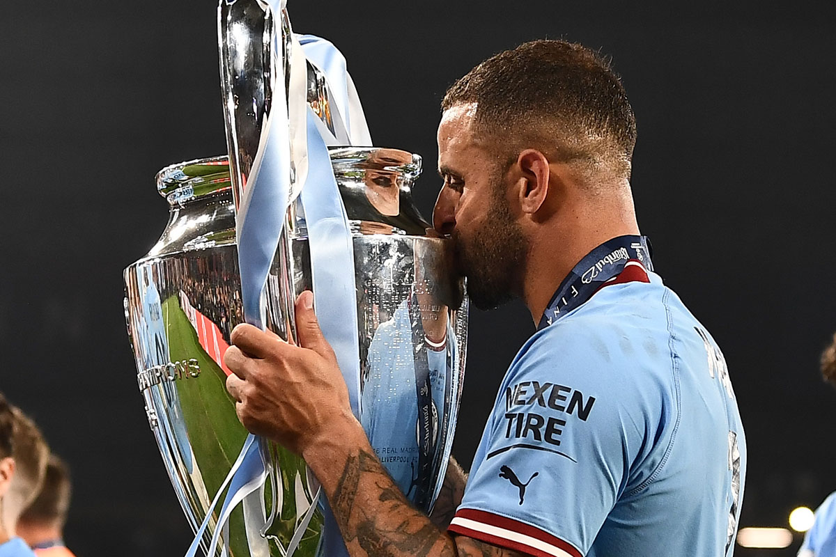 Kyle Walker bacia il trofeo della Champions League a Istanbul, dopo la vittoria del Manchester City sull’Inter in finale.