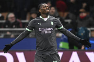 Rafa Leao esulta con le braccia aperte dopo il gol decisivo segnato contro il Girona, indossando la terza divisa del Milan in Champions League.