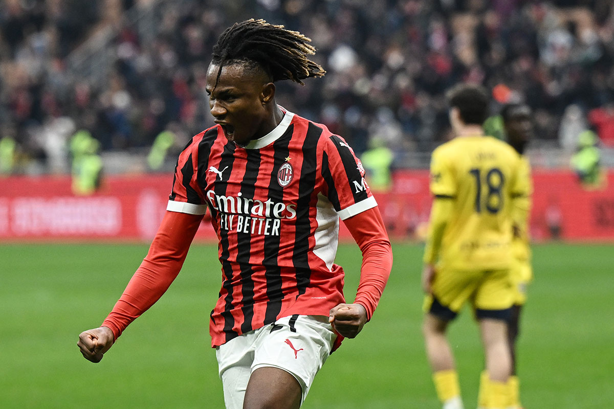Samuel Chukwueze salta con gioia sotto la curva sud di San Siro dopo aver segnato il gol del 3-2 in recupero contro il Parma, regalando la rimonta ai rossoneri.