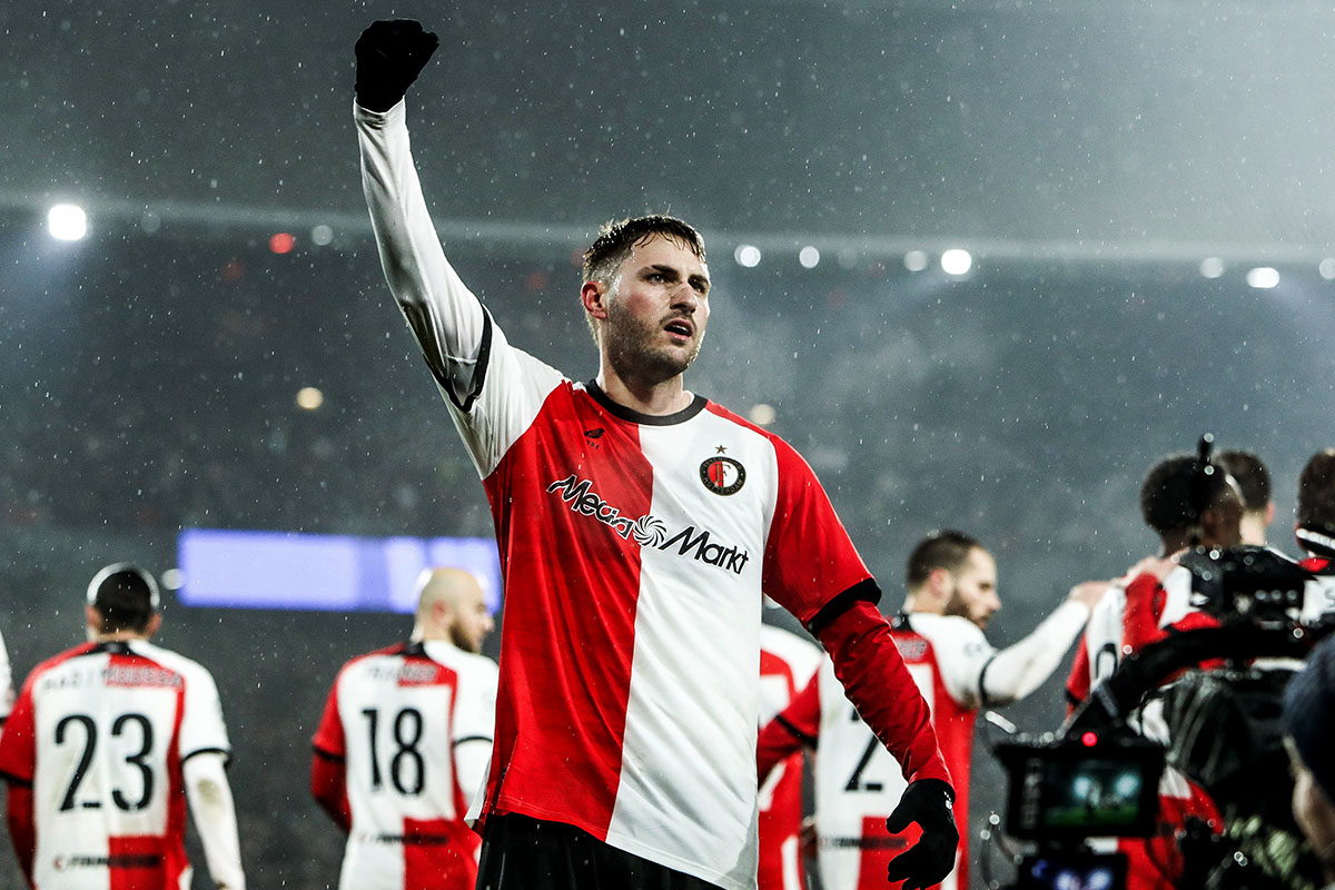 Santiago Gimenez del Feyenoord alza il pugno in segno di vittoria dopo aver segnato uno dei due gol contro il Bayern Monaco in Champions League.