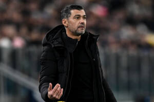 Sergio Conceicao, allenatore del Milan, segue l’azione in Juventus-Milan dalla panchina con uno sguardo attento.