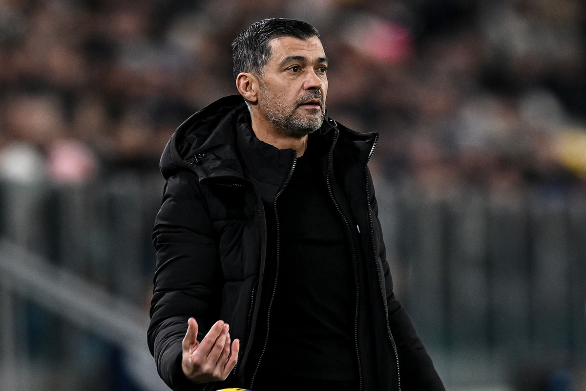 Sergio Conceicao, allenatore del Milan, segue l’azione in Juventus-Milan dalla panchina con uno sguardo attento.