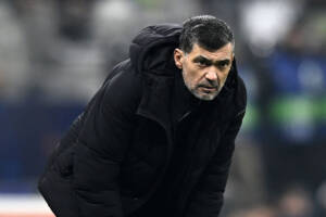 Sergio Conceiçao, con il giaccone, guarda concentrato l’azione dei suoi giocatori dalla panchina durante Milan-Girona in Champions League.