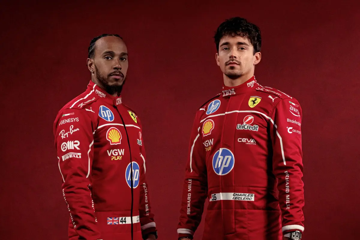 Uno scatto di Lewis Hamilton e Charles Leclerc in Ferrari nel 2025