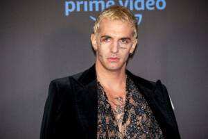 Achille Lauro con sfondo su Prime video