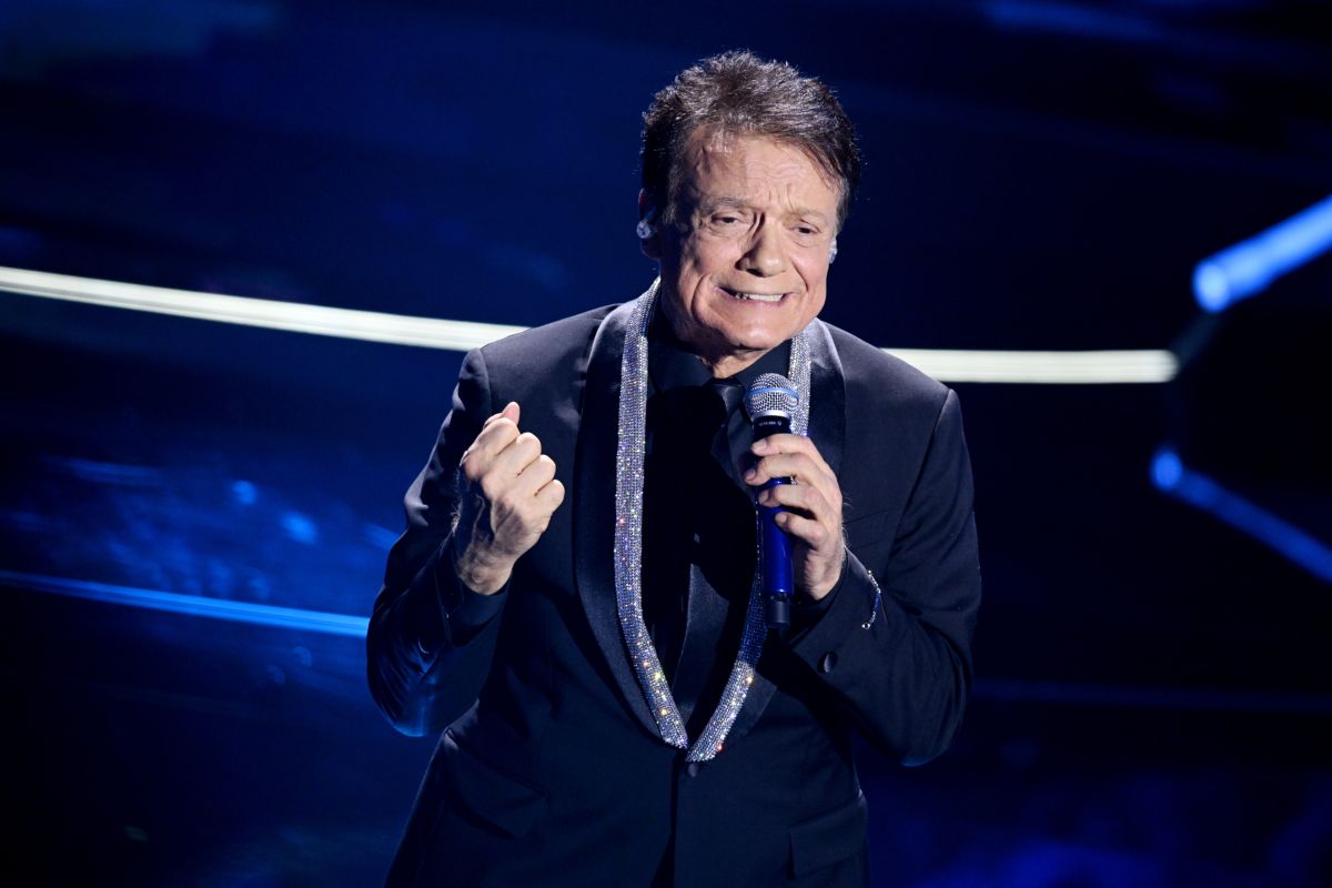 Massimo Ranieri canta sul palco di Sanremo