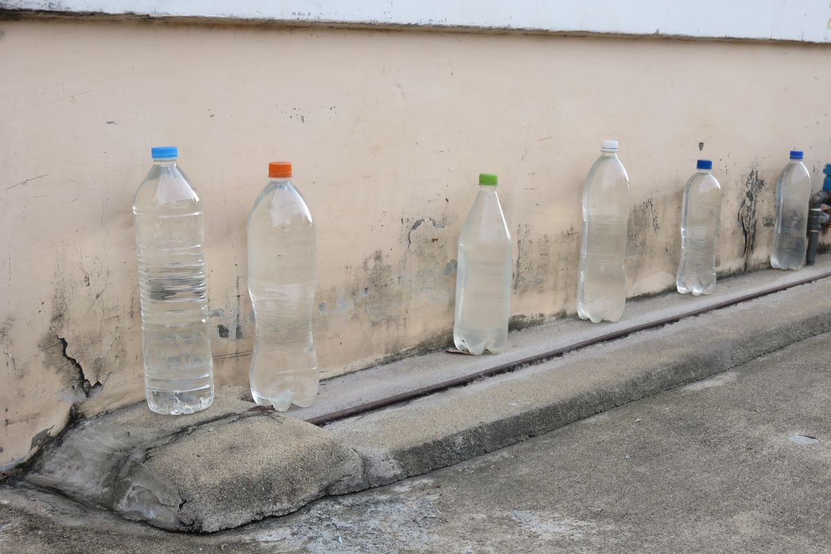 Bottiglie d'acqua appoggiate al muro