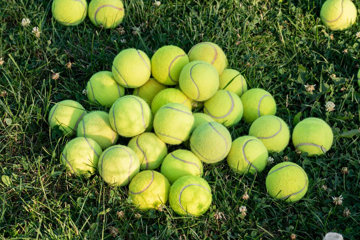 Le palline da tennis in un prato