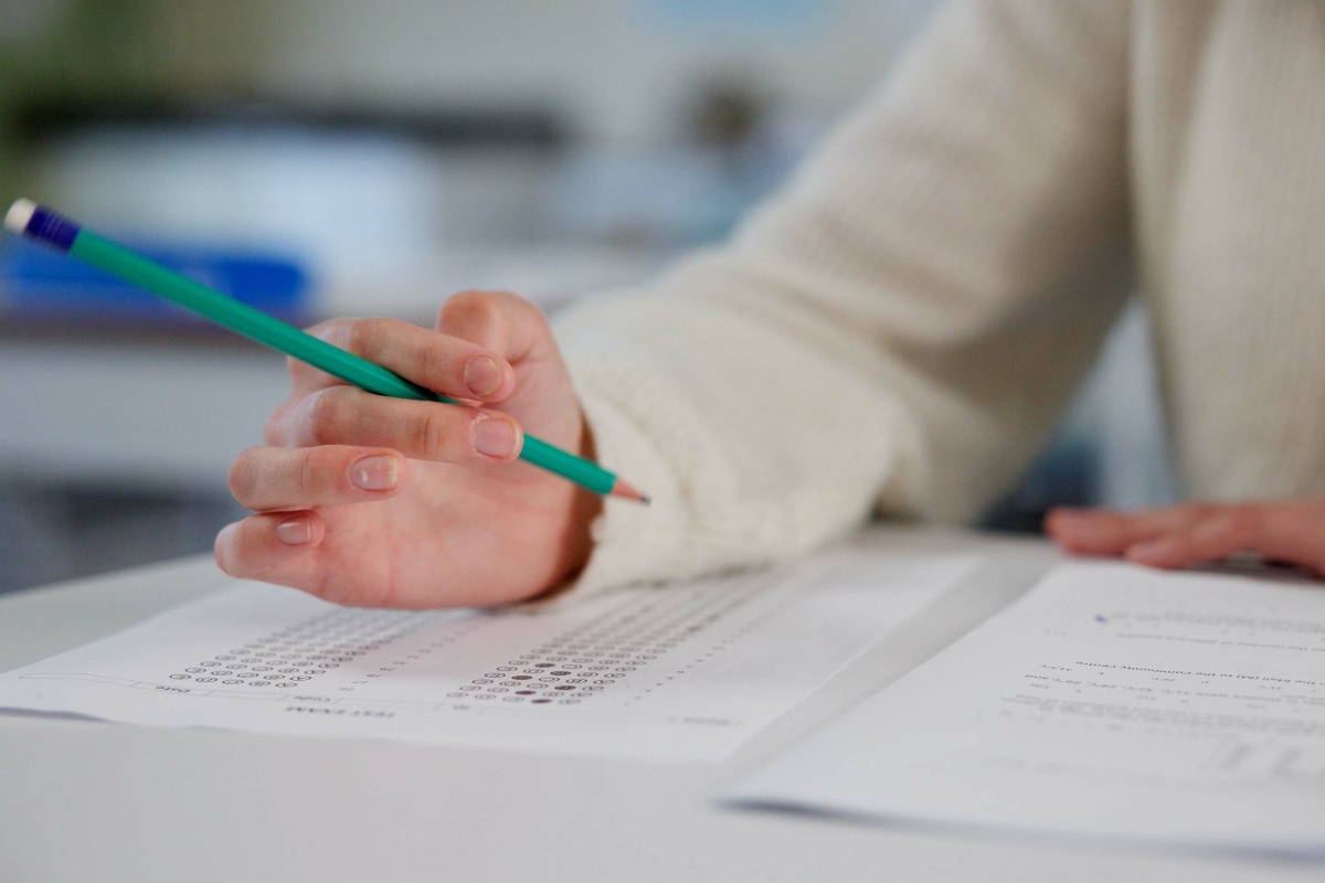 Uno studente sostiene un esame con carta e matita