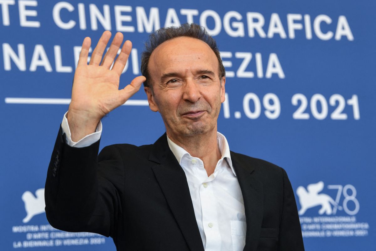 Roberto Benigni che saluta