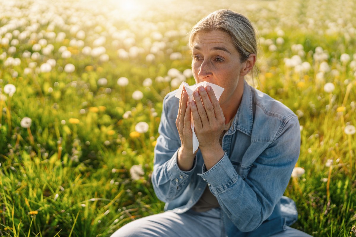 Una donna soffre di allergia ai pollini